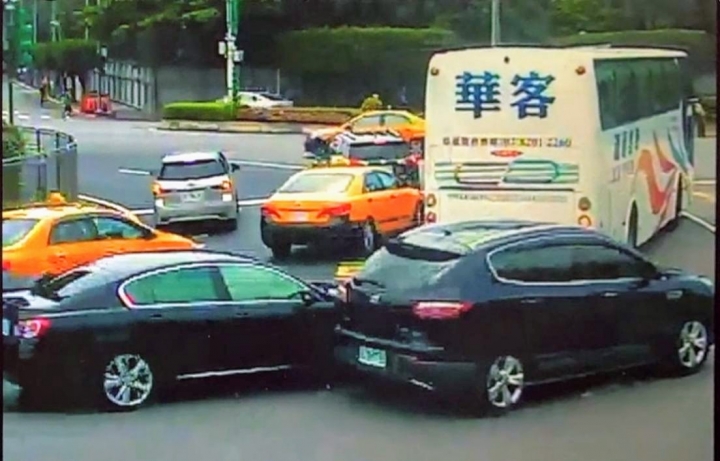 車禍研判結果：變換車道不用禮讓直行車？