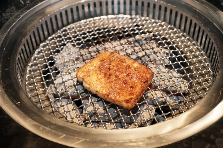 【台南燒肉】肉吧。燒肉 ｜音樂燒肉酒吧的夢幻共演｜霜降度12的A5和牛供應中｜神級食材平價享受｜專人桌邊代烤服務｜