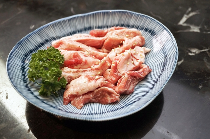 【台南燒肉】肉吧。燒肉 ｜音樂燒肉酒吧的夢幻共演｜霜降度12的A5和牛供應中｜神級食材平價享受｜專人桌邊代烤服務｜