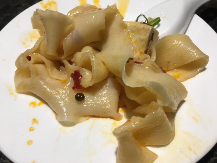 [食記] 海底撈，美味與服務品質兼具的麻辣火鍋 (台灣台北松壽路店)