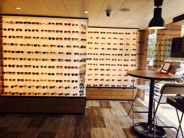 LOHAS樂活眼鏡明誠店 - 眼鏡維修新發現。靠近左營瑞豐夜市的質感眼鏡行。同場加碼會員福利>>眼鏡免費深層保養
