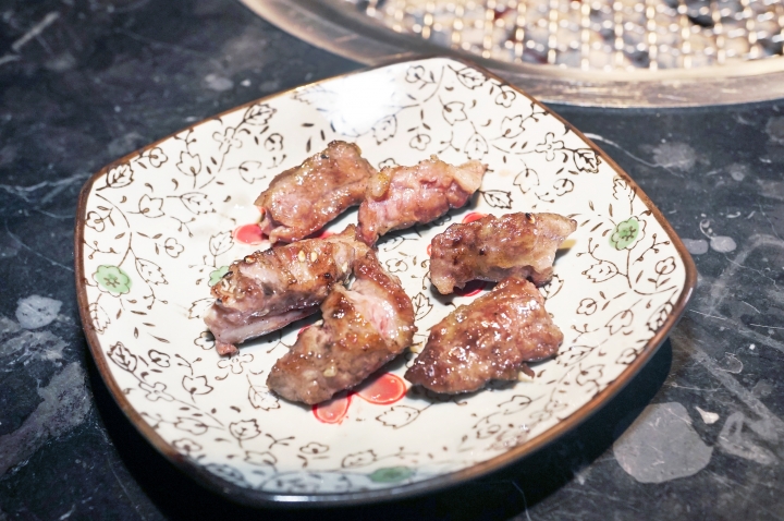 【台南燒肉】肉吧。燒肉 ｜音樂燒肉酒吧的夢幻共演｜霜降度12的A5和牛供應中｜神級食材平價享受｜專人桌邊代烤服務｜