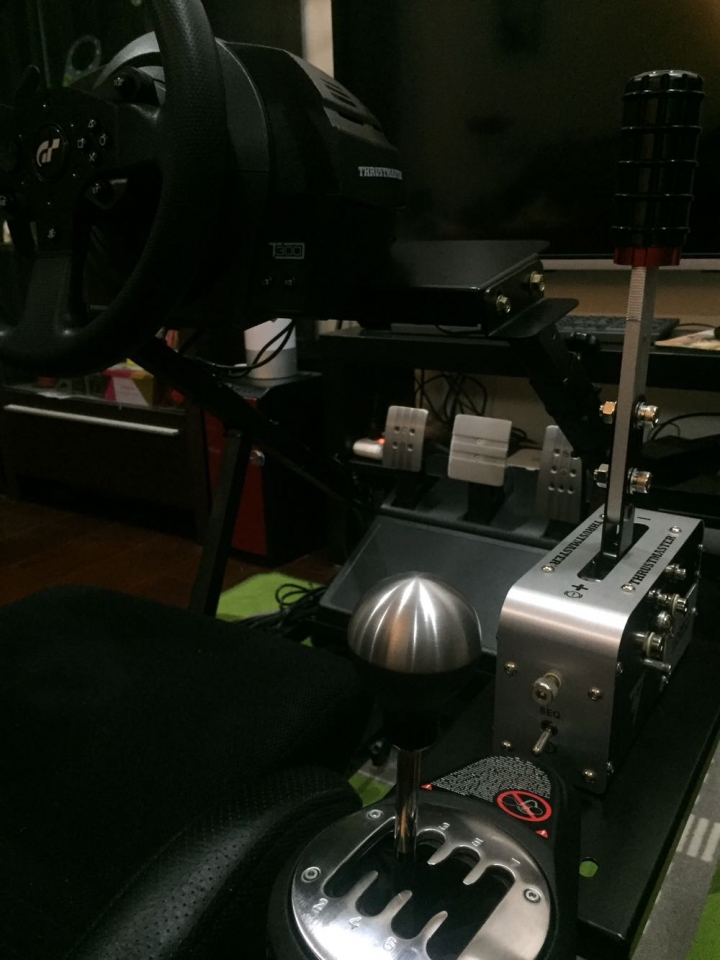 Thrustmaster手煞車與小豬牌排檔架
