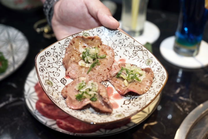 【台南燒肉】肉吧。燒肉 ｜音樂燒肉酒吧的夢幻共演｜霜降度12的A5和牛供應中｜神級食材平價享受｜專人桌邊代烤服務｜