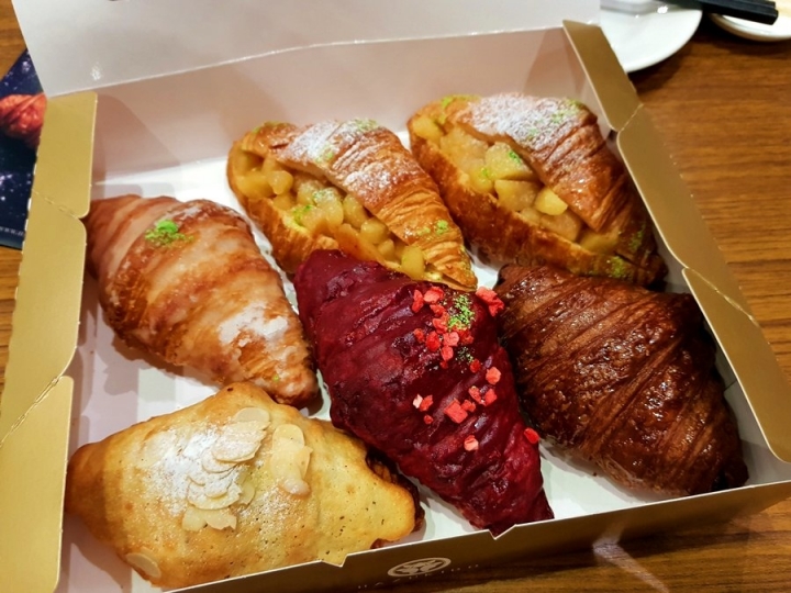 八月堂HAZUKIDO 臺中大遠百店 快閃店 殿堂級可頌 口味多樣 造型美 獨門摺層手法+高級食材原料~ 食記