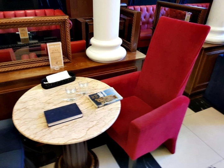 台北內湖moooon river cafe, books 咖啡館~閱讀好地方~ 豪華歐洲宮廷風裝潢~書本菜單~ 氣氛滿滿~ 下午茶~食記~