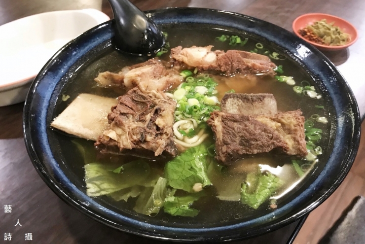 牛肉麵界扛霸子.巨大牛小排麵.老兵曾王記牛肉麵