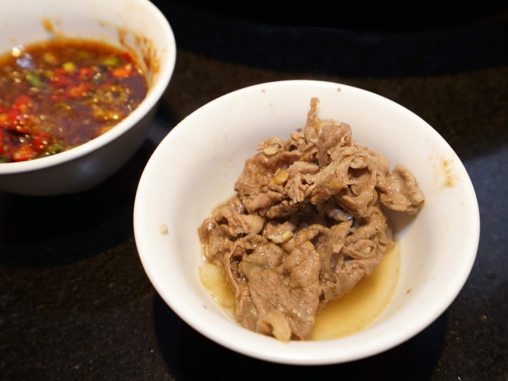 [食記] 黑哥自助石頭火鍋城。中山站美食。高CP值、食材新鮮、以盤計價、用餐環境像咖啡店般舒適!