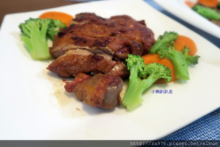 【美食推薦】輕輕鬆鬆煎出濃郁的【紅麴豆乳雞腿排】，光聞到就餓了~