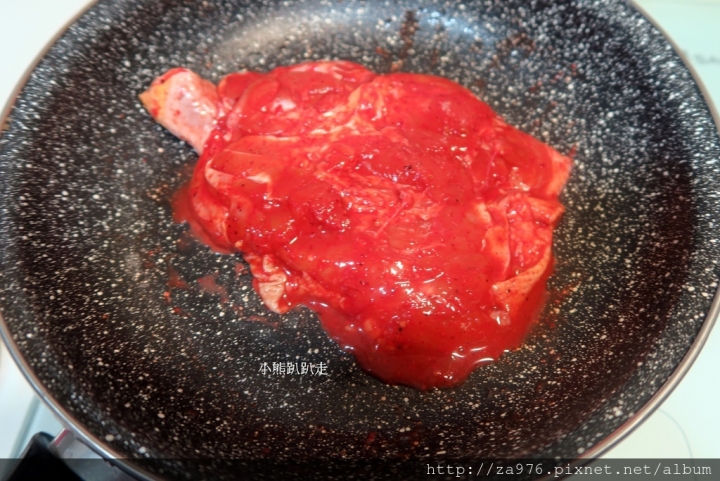 【美食推薦】輕輕鬆鬆煎出濃郁的【紅麴豆乳雞腿排】，光聞到就餓了~