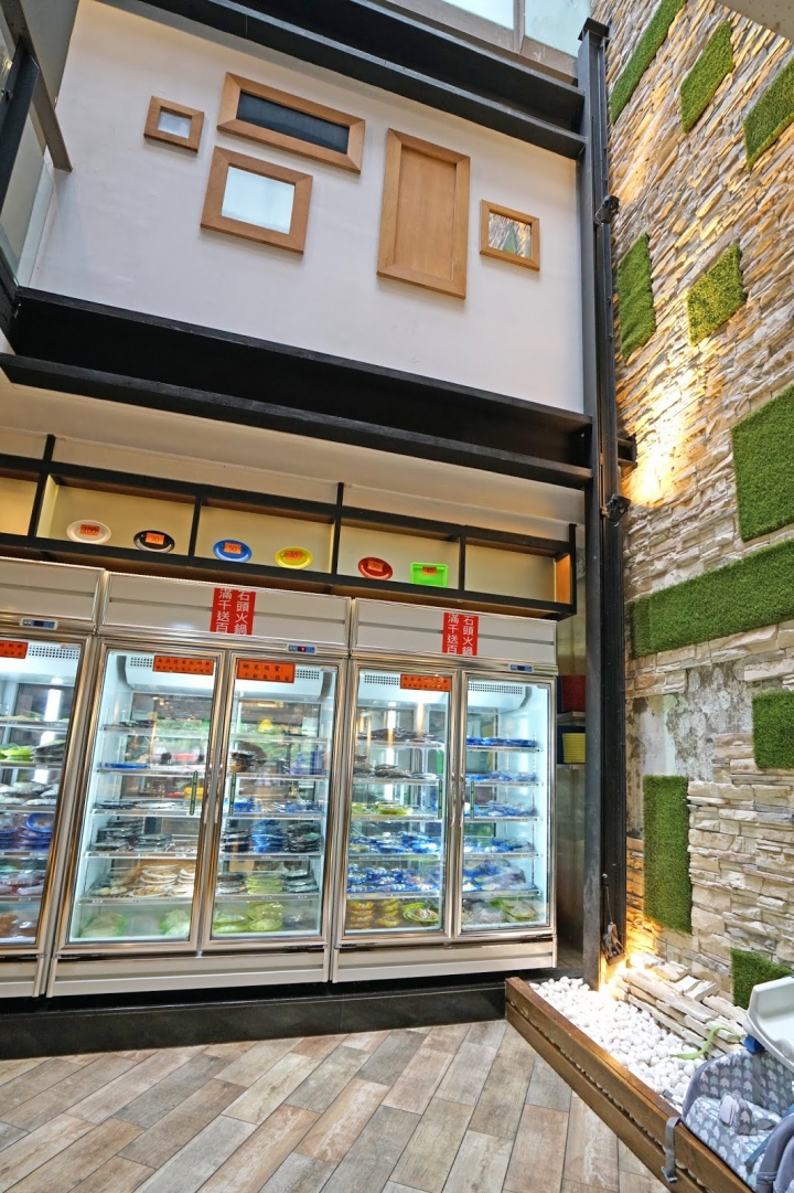 [食記] 黑哥自助石頭火鍋城。中山站美食。高CP值、食材新鮮、以盤計價、用餐環境像咖啡店般舒適!