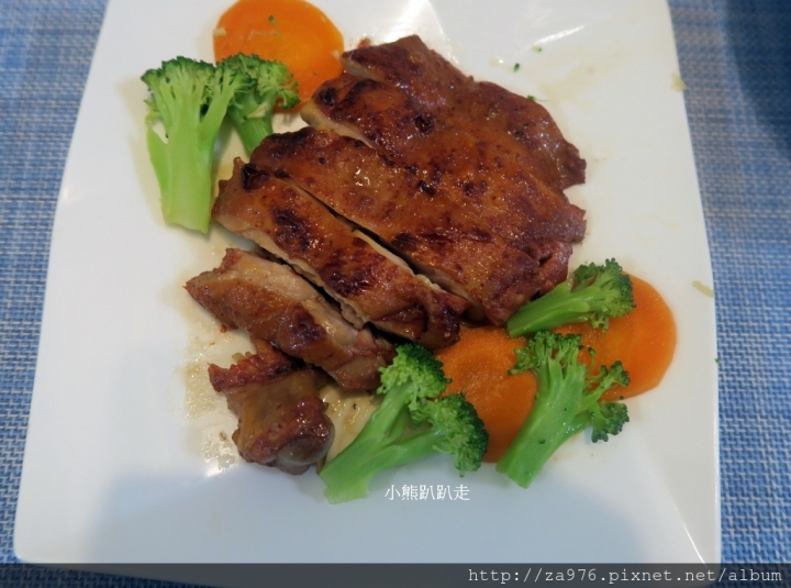 【美食推薦】輕輕鬆鬆煎出濃郁的【紅麴豆乳雞腿排】，光聞到就餓了~