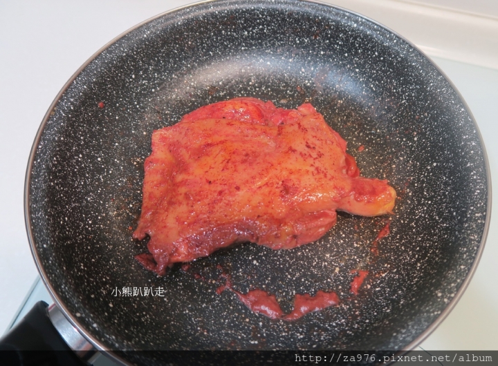 【美食推薦】輕輕鬆鬆煎出濃郁的【紅麴豆乳雞腿排】，光聞到就餓了~