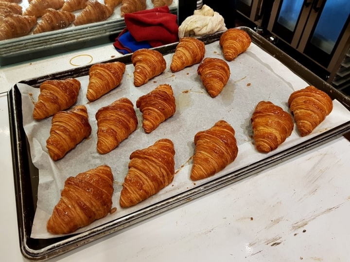 八月堂HAZUKIDO 臺中大遠百店 快閃店 殿堂級可頌 口味多樣 造型美 獨門摺層手法+高級食材原料~ 食記
