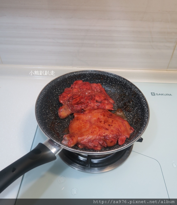 【美食推薦】輕輕鬆鬆煎出濃郁的【紅麴豆乳雞腿排】，光聞到就餓了~