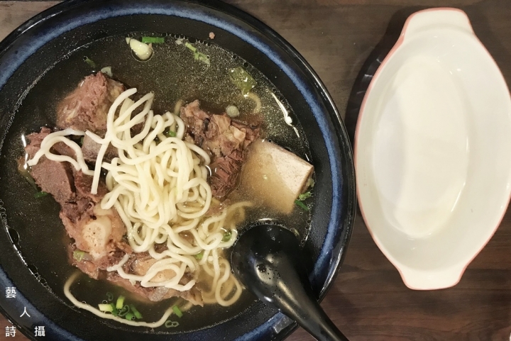 牛肉麵界扛霸子.巨大牛小排麵.老兵曾王記牛肉麵