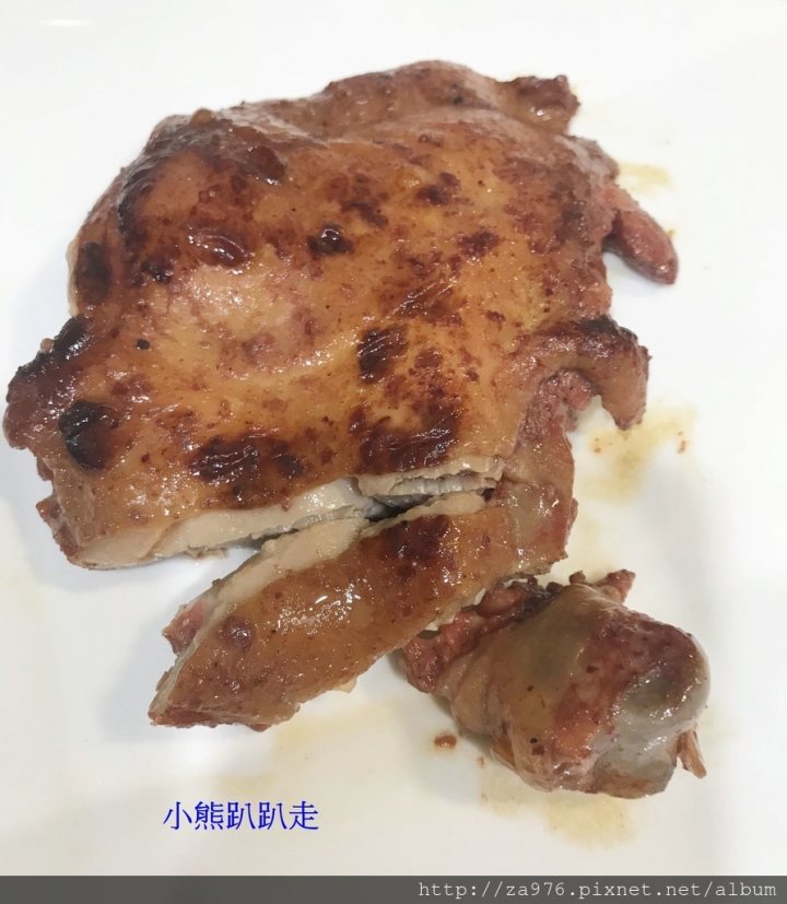 【美食推薦】輕輕鬆鬆煎出濃郁的【紅麴豆乳雞腿排】，光聞到就餓了~