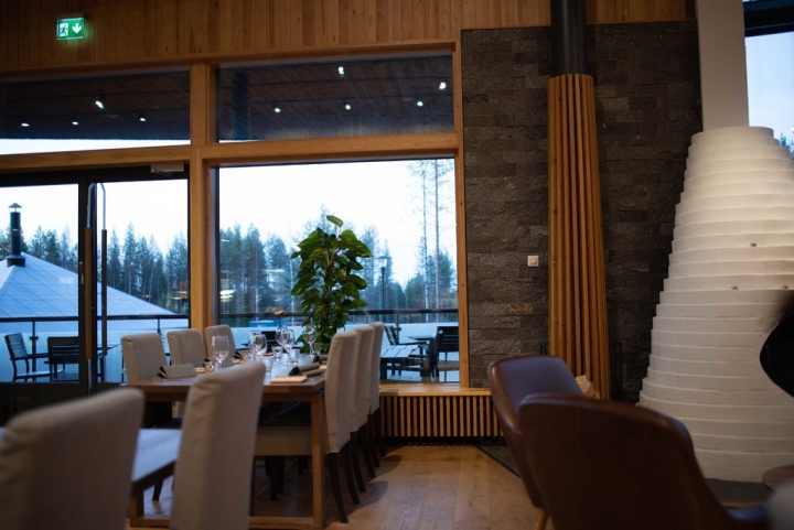 芬蘭自駕3000公里：羅瓦涅米住宿首選—雪人格拉斯 Snowman World Glass Resort 蒸桑拿＋戶外按摩浴缸的雙重享受