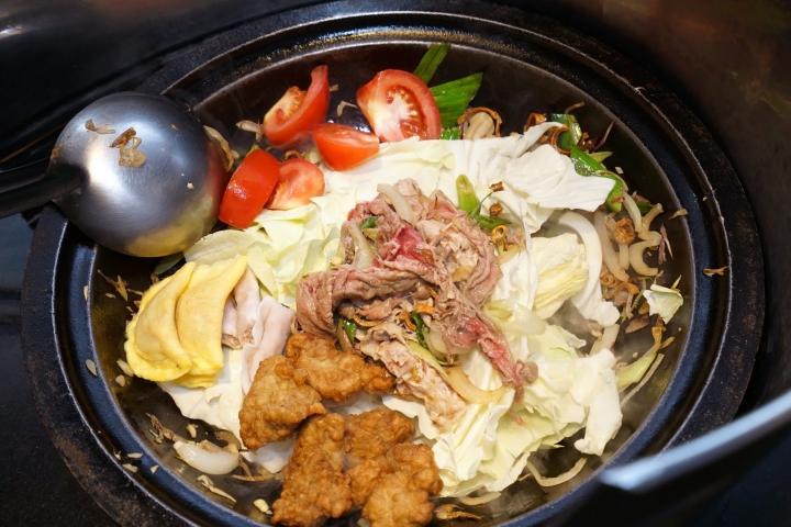 [食記] 黑哥自助石頭火鍋城。中山站美食。高CP值、食材新鮮、以盤計價、用餐環境像咖啡店般舒適!