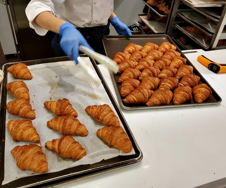 八月堂HAZUKIDO 臺中大遠百店 快閃店 殿堂級可頌 口味多樣 造型美 獨門摺層手法+高級食材原料~ 食記