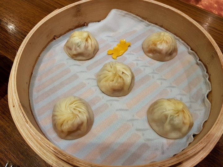 台中市西屯區 鼎泰豐 臺中大遠百店 米其林一星 18摺小籠包 蝦仁炒飯 紅油炒手 2018食記~