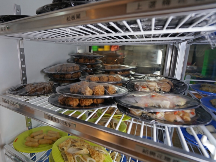 [食記] 黑哥自助石頭火鍋城。中山站美食。高CP值、食材新鮮、以盤計價、用餐環境像咖啡店般舒適!