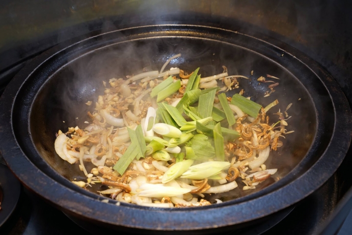 [食記] 黑哥自助石頭火鍋城。中山站美食。高CP值、食材新鮮、以盤計價、用餐環境像咖啡店般舒適!