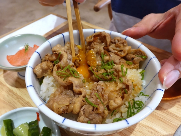 [食記] 新竹。皿富器食 min food。日系風格定食 講究食材的美味餐廳! 好評推薦--泰香咖哩雞菲力、豚骨拉麵\x26炙燒牛丼(近巨城)