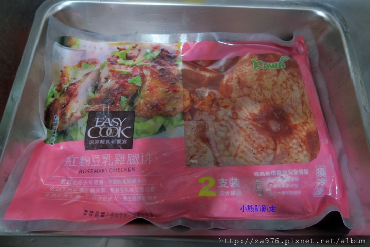 【美食推薦】輕輕鬆鬆煎出濃郁的【紅麴豆乳雞腿排】，光聞到就餓了~