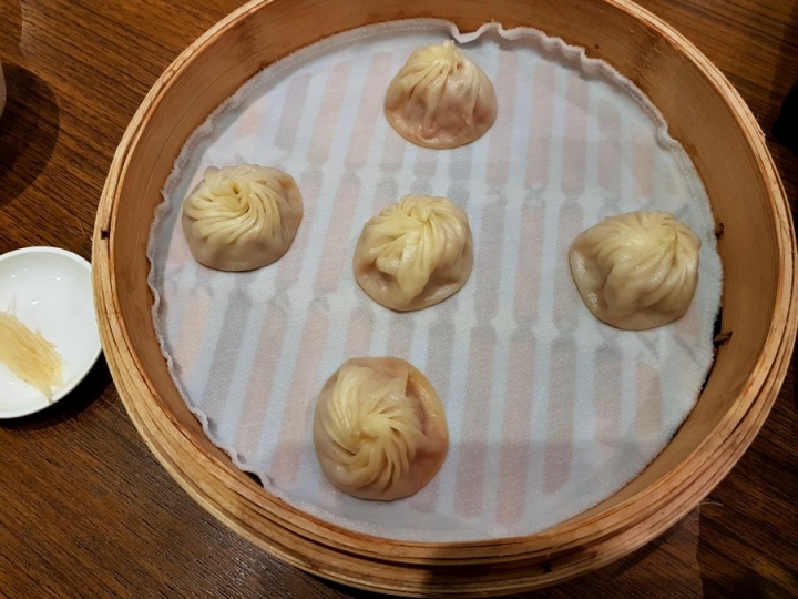 台中市西屯區 鼎泰豐 臺中大遠百店 米其林一星 18摺小籠包 蝦仁炒飯 紅油炒手 2018食記~