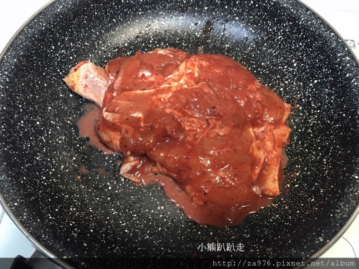 【美食推薦】輕輕鬆鬆煎出濃郁的【紅麴豆乳雞腿排】，光聞到就餓了~