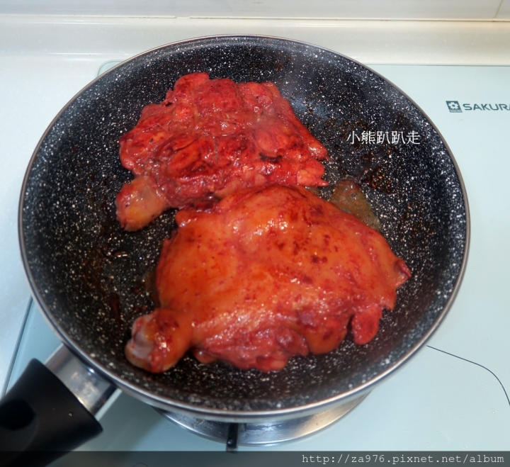 【美食推薦】輕輕鬆鬆煎出濃郁的【紅麴豆乳雞腿排】，光聞到就餓了~
