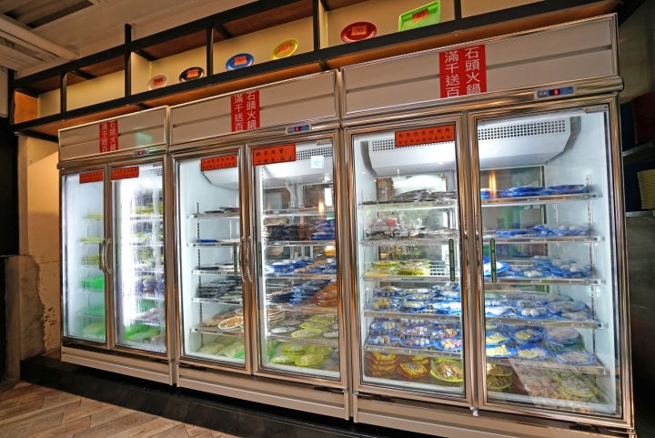 [食記] 黑哥自助石頭火鍋城。中山站美食。高CP值、食材新鮮、以盤計價、用餐環境像咖啡店般舒適!