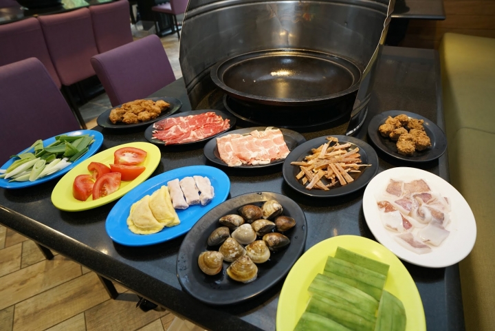 [食記] 黑哥自助石頭火鍋城。中山站美食。高CP值、食材新鮮、以盤計價、用餐環境像咖啡店般舒適!