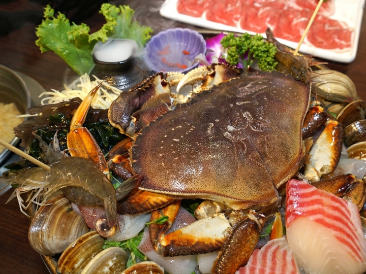 [食記] 天鍋宴。新鮮高檔海鮮食材、天母聚餐首選。秋天吃蟹大推--黃金蟹雙人鍋(近芝山站)