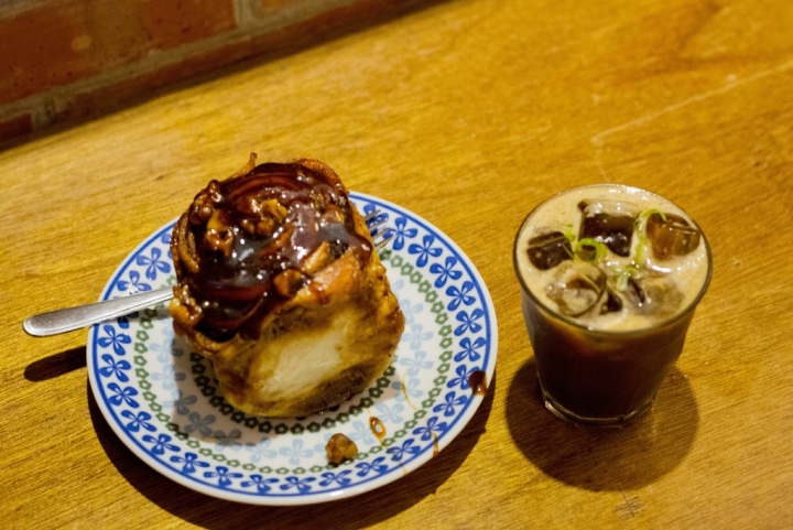【美食。食記】台北市 東區 不睡覺也要喝 Fly's kitchen 蒼蠅廚房 肉桂捲 甜點 咖啡 推薦