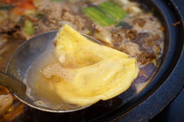 [食記] 黑哥自助石頭火鍋城。中山站美食。高CP值、食材新鮮、以盤計價、用餐環境像咖啡店般舒適!