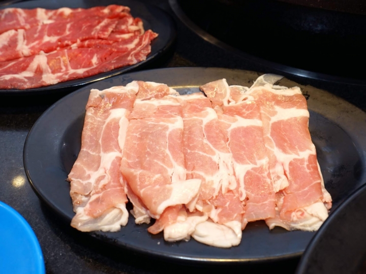 [食記] 黑哥自助石頭火鍋城。中山站美食。高CP值、食材新鮮、以盤計價、用餐環境像咖啡店般舒適!