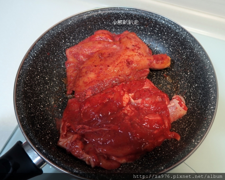 【美食推薦】輕輕鬆鬆煎出濃郁的【紅麴豆乳雞腿排】，光聞到就餓了~