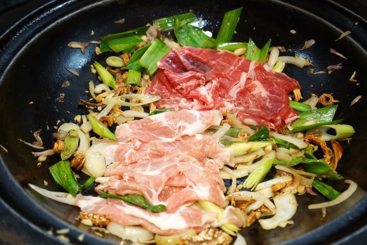 [食記] 黑哥自助石頭火鍋城。中山站美食。高CP值、食材新鮮、以盤計價、用餐環境像咖啡店般舒適!