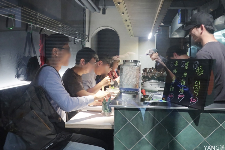 【拉麵】真劍拉麵,想吃夢幻藍色雞湯拉麵不用跑東京