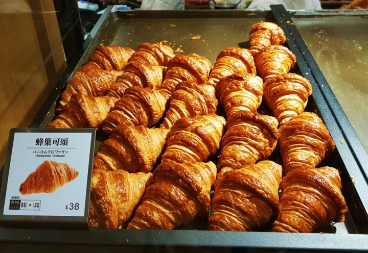 八月堂HAZUKIDO 臺中大遠百店 快閃店 殿堂級可頌 口味多樣 造型美 獨門摺層手法+高級食材原料~ 食記