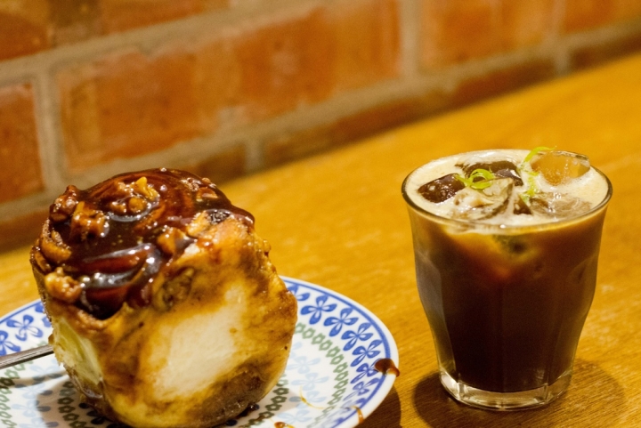【美食。食記】台北市 東區 不睡覺也要喝 Fly's kitchen 蒼蠅廚房 肉桂捲 甜點 咖啡 推薦