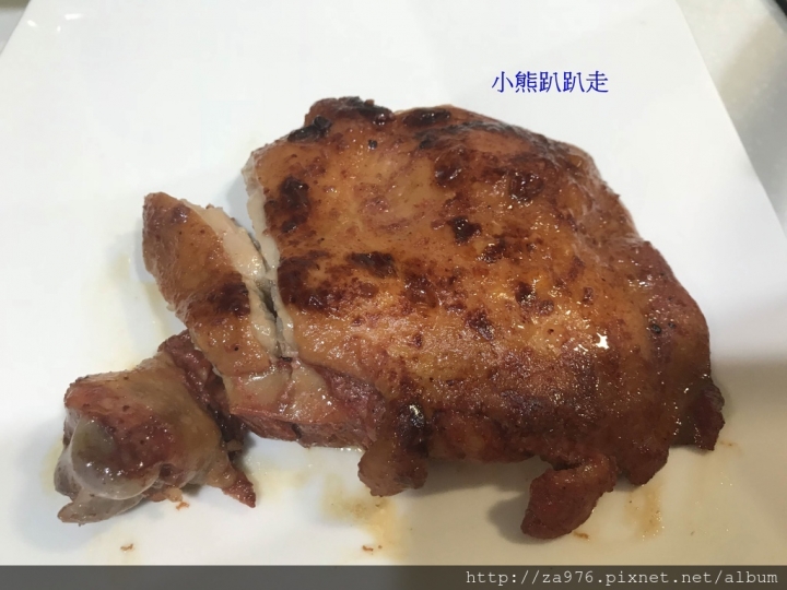 【美食推薦】輕輕鬆鬆煎出濃郁的【紅麴豆乳雞腿排】，光聞到就餓了~