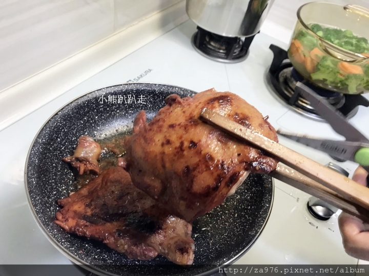 【美食推薦】輕輕鬆鬆煎出濃郁的【紅麴豆乳雞腿排】，光聞到就餓了~