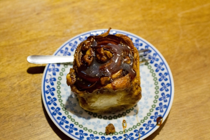 【美食。食記】台北市 東區 不睡覺也要喝 Fly's kitchen 蒼蠅廚房 肉桂捲 甜點 咖啡 推薦