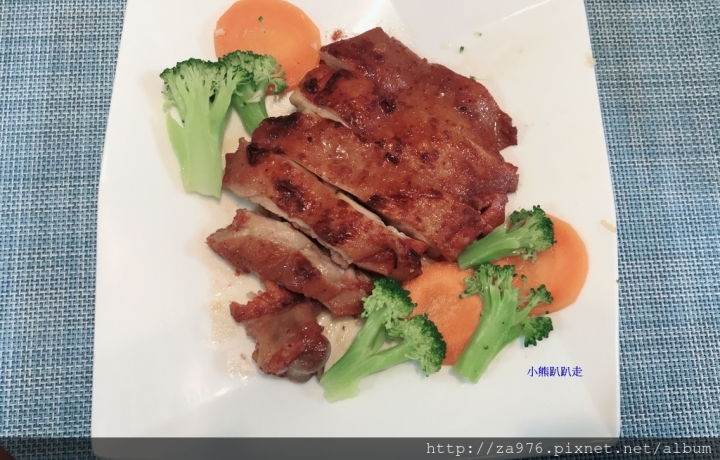 【美食推薦】輕輕鬆鬆煎出濃郁的【紅麴豆乳雞腿排】，光聞到就餓了~