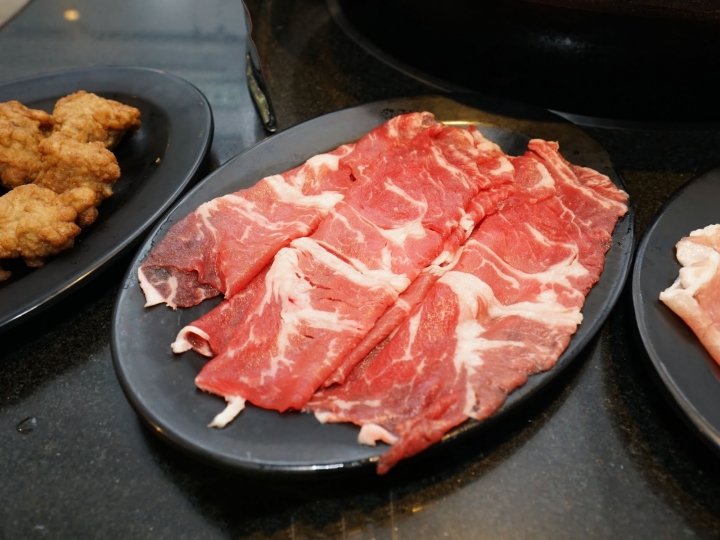 [食記] 黑哥自助石頭火鍋城。中山站美食。高CP值、食材新鮮、以盤計價、用餐環境像咖啡店般舒適!