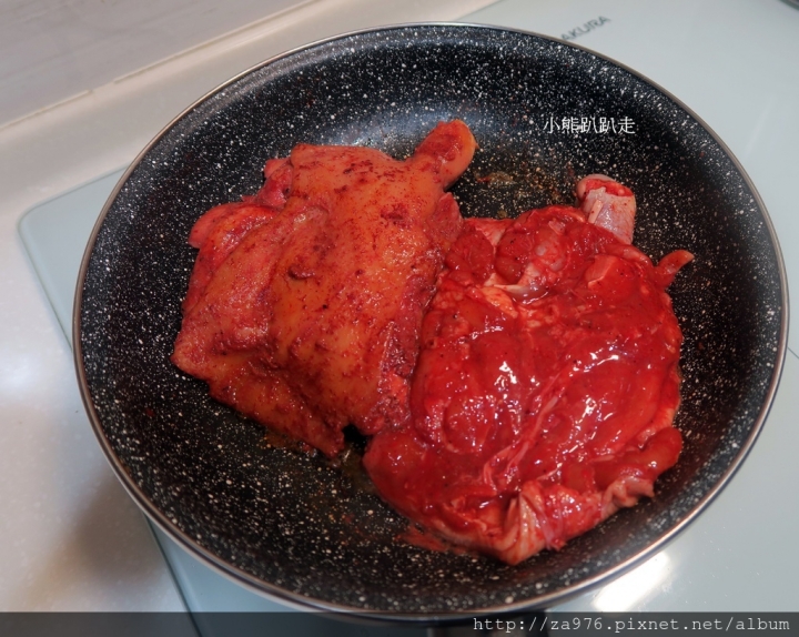 【美食推薦】輕輕鬆鬆煎出濃郁的【紅麴豆乳雞腿排】，光聞到就餓了~
