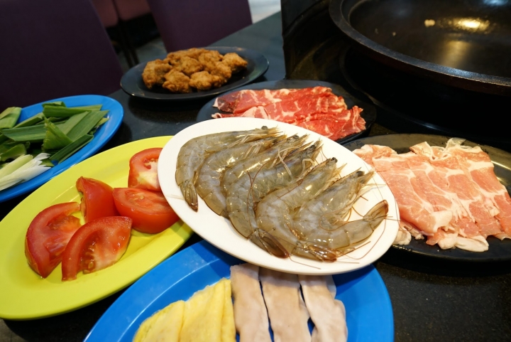 [食記] 黑哥自助石頭火鍋城。中山站美食。高CP值、食材新鮮、以盤計價、用餐環境像咖啡店般舒適!